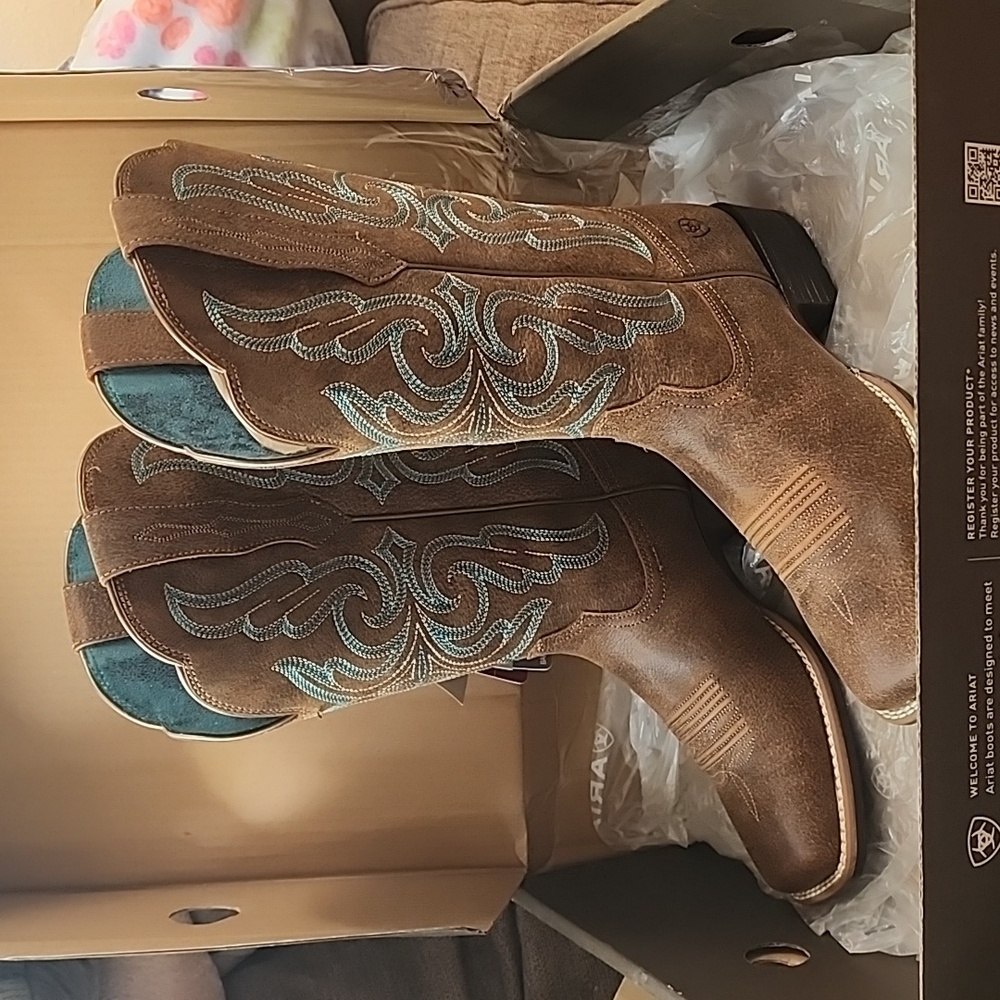 ARIAT Primera Strecthfit Cowgirl Boots 8 1/2 B.  Square toe.